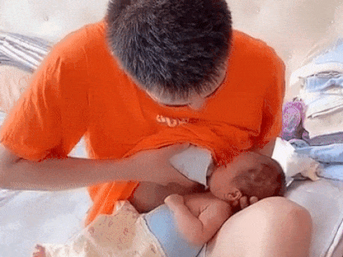 Đỉnh cao của sự sáng tạo: Tưởng bố cho con bú như nào, sự thật đằng sau khiến nhiều người té ngửa-1