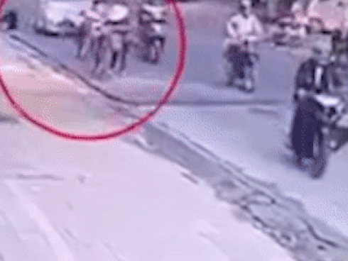 Cảnh ôtô con bị container đâm do rơi vào điểm mù ở TP.HCM-1