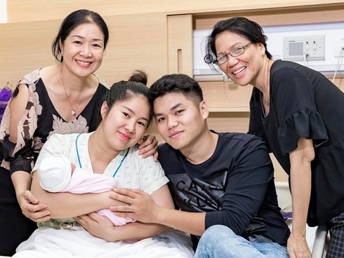 Lê Phương mừng đầy tháng con gái, hé lộ mối quan hệ 2 bên nội - ngoại hiện tại