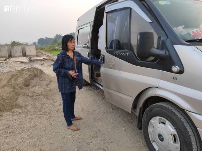 Nhói lòng cảnh người mẹ gục đầu vào xe cấp cứu khóc ngất, liên tục gọi tên con trai nghi bị sát hại ở Hà Nội-5