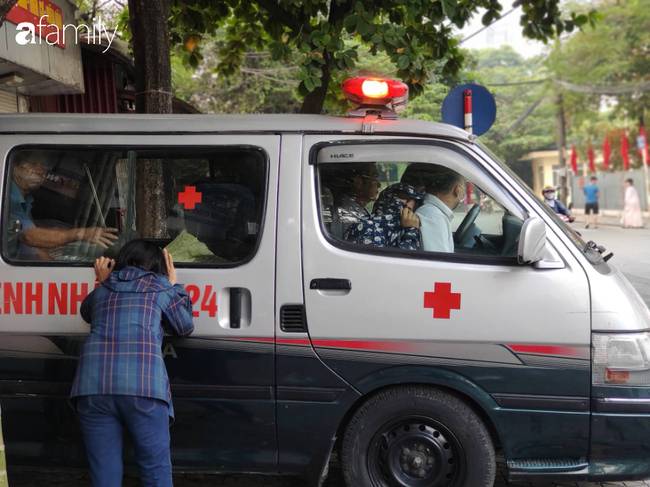 Nhói lòng cảnh người mẹ gục đầu vào xe cấp cứu khóc ngất, liên tục gọi tên con trai nghi bị sát hại ở Hà Nội-7