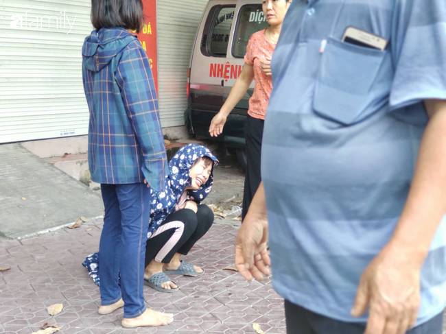 Nhói lòng cảnh người mẹ gục đầu vào xe cấp cứu khóc ngất, liên tục gọi tên con trai nghi bị sát hại ở Hà Nội-8