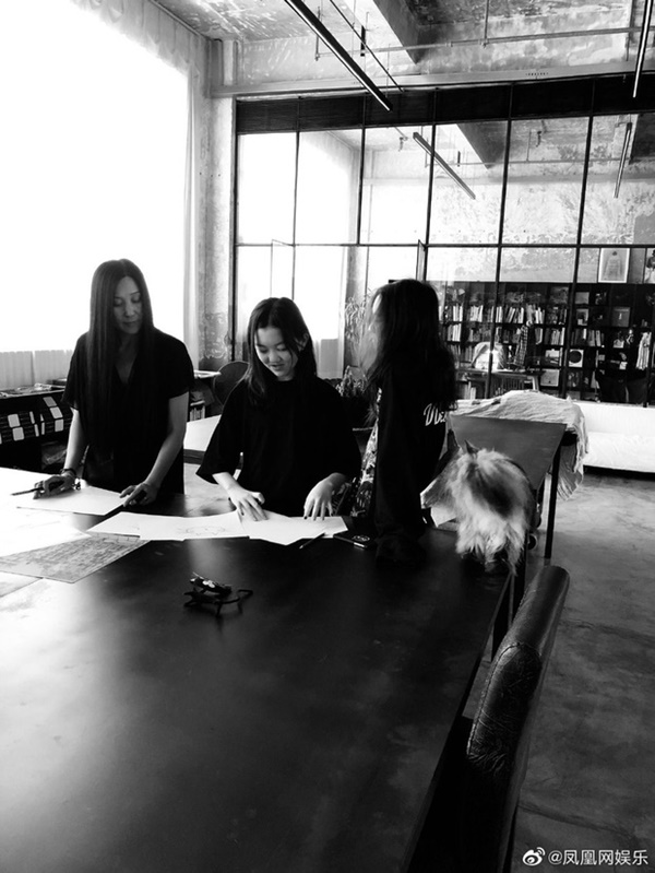 Đi du học, cô con gái hở hàm ếch của Vương Phi đã bắt kịp lối sống sành điệu tại trời Tây chẳng kém lúc ở nhà-7