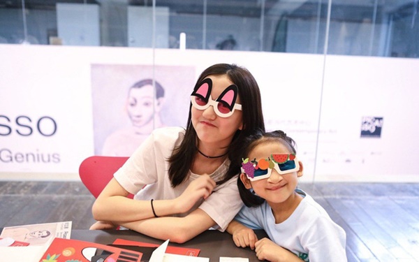 Đi du học, cô con gái hở hàm ếch của Vương Phi đã bắt kịp lối sống sành điệu tại trời Tây chẳng kém lúc ở nhà-9