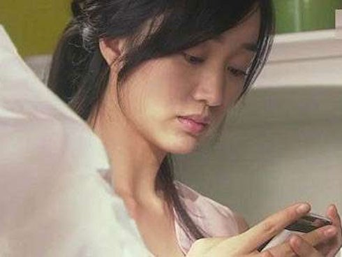 Nửa đêm về nhà trong mệt mỏi, tôi chết đứng khi thấy hai bóng người quấn lấy nhau trên ghế sô pha ngay giữa phòng khách