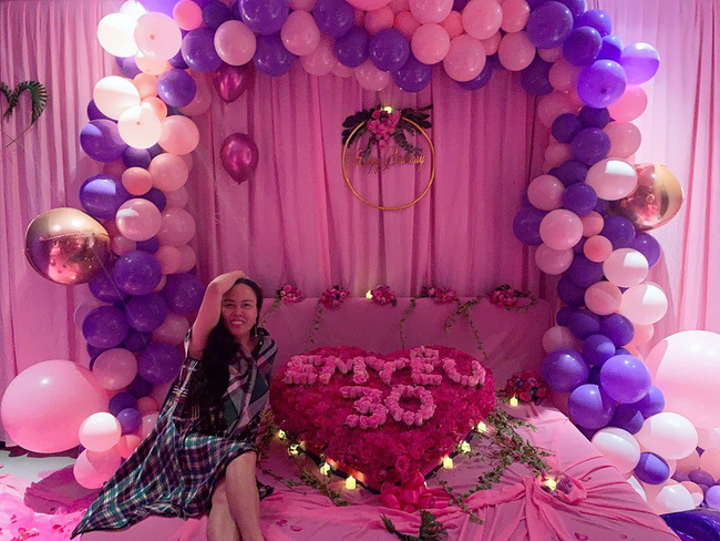 Chi nửa tỷ sắm đồ mới nhưng Phượng Chanel vẫn chẳng thay đổi phong cách tại sinh nhật Ngọc Trinh: Là tiếc đồ cũ hay còn lý do sâu xa khác?-2