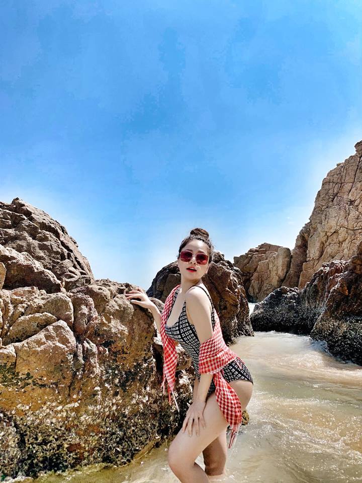 Sau 6 tháng vướng ồn ào lộ clip nóng, hot girl Trâm Anh lột xác thanh lịch-4