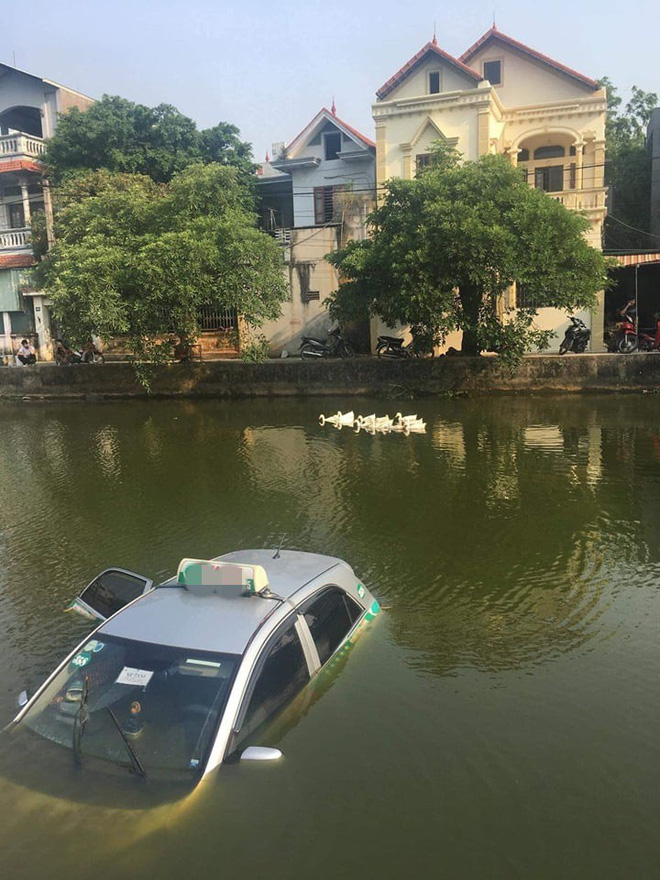 Hiện trường xe taxi chìm nghỉm giữa hồ khiến dân mạng tranh luận không ngừng về nguyên nhân-1