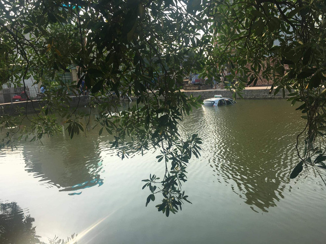 Hiện trường xe taxi chìm nghỉm giữa hồ khiến dân mạng tranh luận không ngừng về nguyên nhân-2