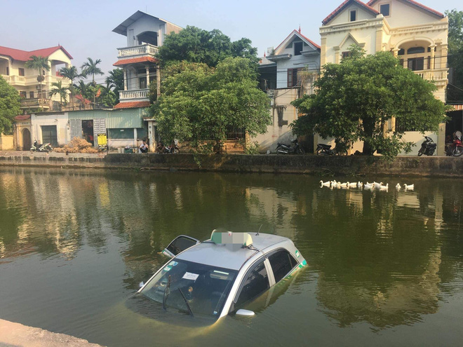 Hiện trường xe taxi chìm nghỉm giữa hồ khiến dân mạng tranh luận không ngừng về nguyên nhân-3