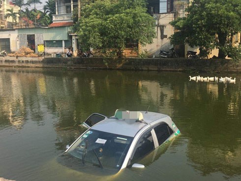 Hiện trường xe taxi chìm nghỉm giữa hồ khiến dân mạng tranh luận không ngừng về nguyên nhân