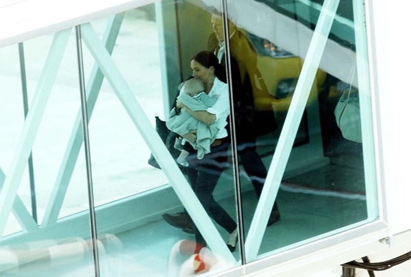 Meghan Markle một mình bế bé Archie ra sân bay, nhìn cách nàng dâu hoàng gia bế con ai cũng ngán ngẩm-1