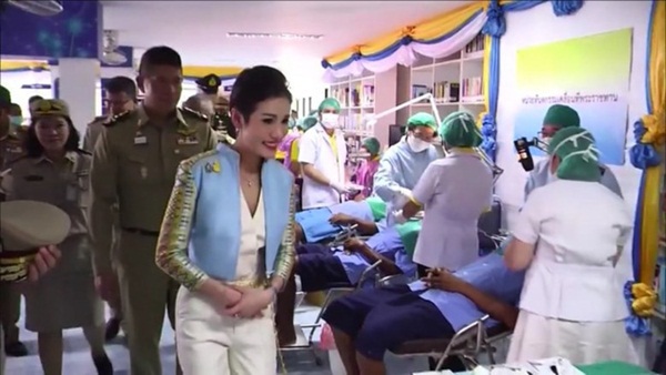 Trong khi Hoàng quý phi lẻ loi đi sự kiện một mình, Hoàng hậu Thái Lan lại vui vẻ, sánh vai tình cảm với nhà vua thế này đây-1