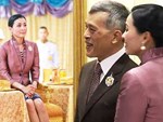 Hoàng hậu Thái Lan xuất hiện tình cảm bên chồng trong khi Hoàng quý phi lẻ loi một mình, đeo tạp dề nấu ăn từ thiện-3