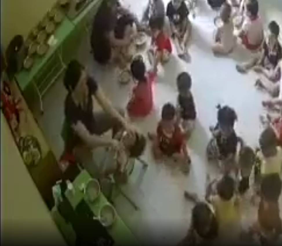 Hà Nội: Xôn xao clip cô giáo mầm non vật ngửa trẻ, ép ăn liên tục dù bé chưa kịp nuốt-1