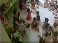 Hà Nội: Xôn xao clip cô giáo mầm non vật ngửa trẻ, ép ăn liên tục dù bé chưa kịp nuốt