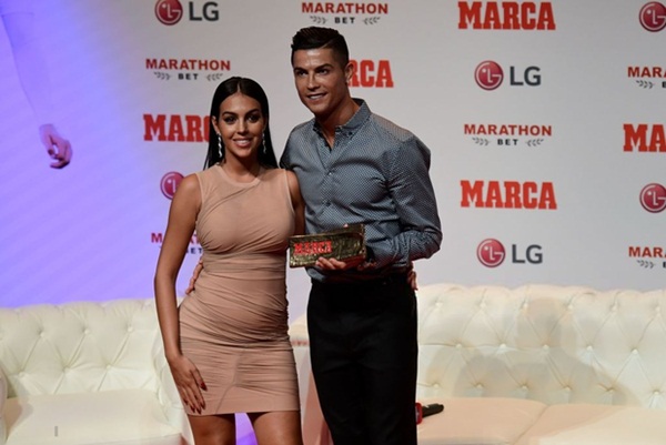 Sau thời gian im ắng, bạn gái Ronaldo bất ngờ tiết lộ nguyên nhân khiến vòng 2 to bất thường, hóa ra lý do cũng rất quen với các chị em Việt-2