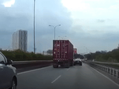 Cảnh ôtô con bị container đâm do rơi vào điểm mù ở TP.HCM