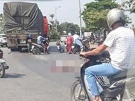 Hà Nội: Tai nạn giữa vòng xuyến, con trai 3 tuổi sợ hãi nhìn cha tử vong dưới bánh xe tải