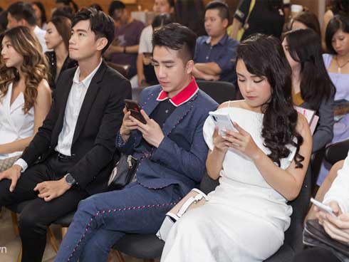 Ôtô tông đôi nam nữ vì qua đường thiếu quan sát-1