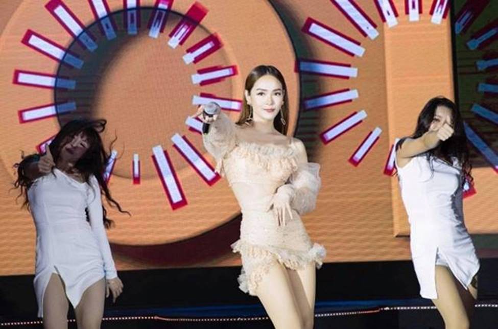 Minh Hằng, Đông Nhi có bí quyết mặc bảo hộ để không gặp sự cố trang phục-1