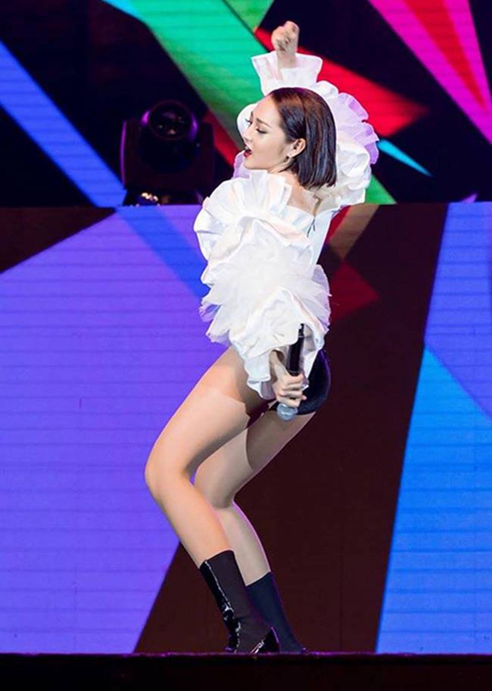 Minh Hằng, Đông Nhi có bí quyết mặc bảo hộ để không gặp sự cố trang phục-11