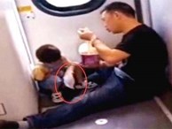 Cậu bé 3 tuổi đòi ăn trên tàu hỏa, hành động sau đó ai cũng gật gù khen là em bé ngoan, được giáo dục tốt