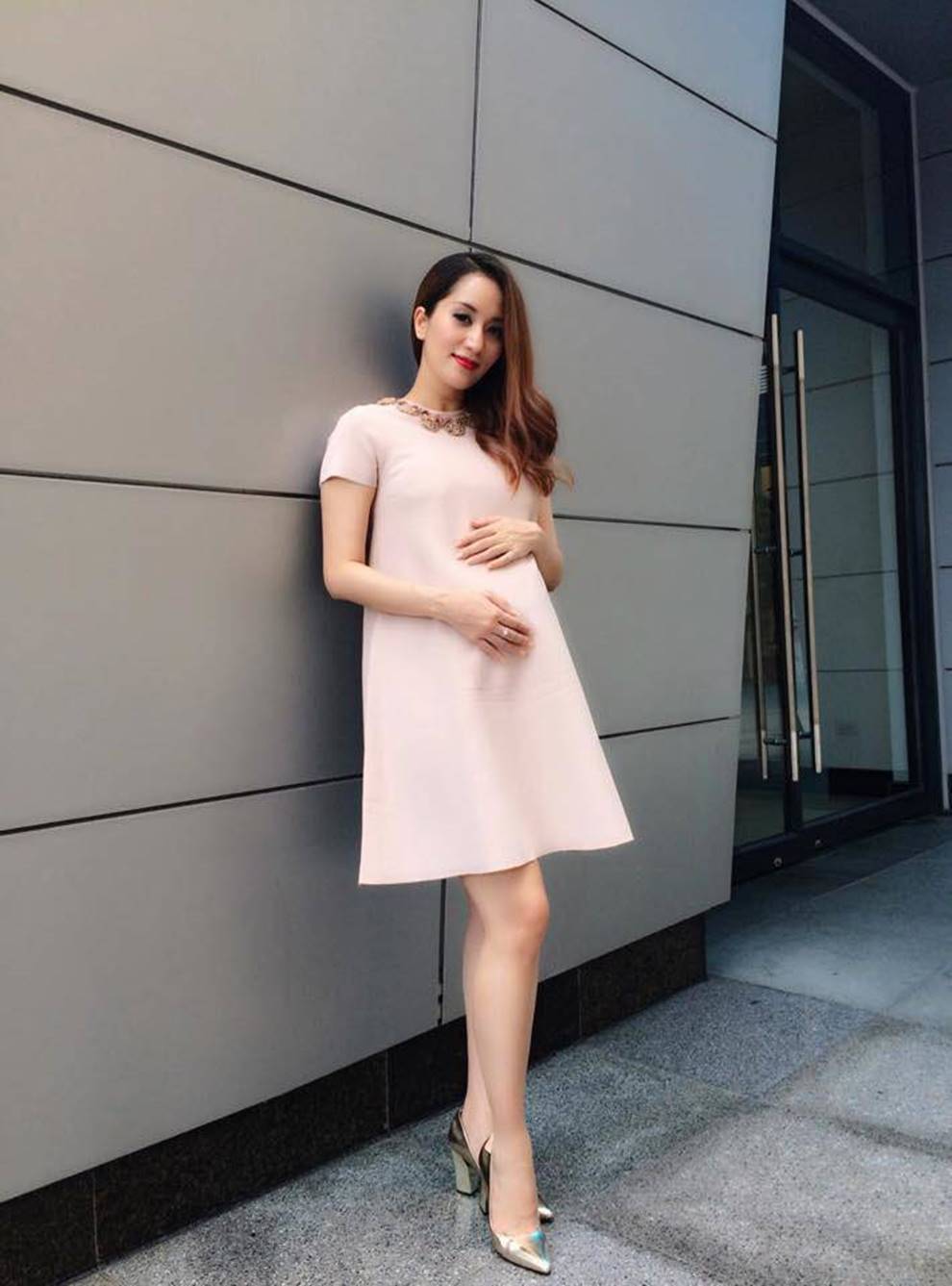 Bầu bí vượt mặt, loạt mỹ nhân Việt vẫn không từ bỏ đôi cao gót nhọn hoắt đầy rủi ro-7