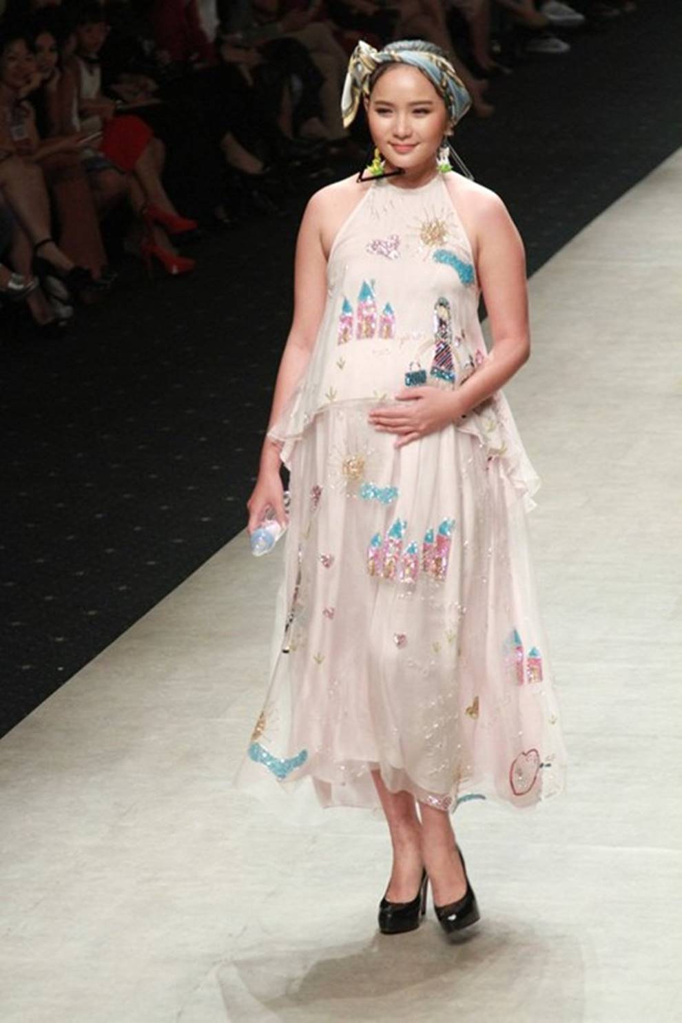 Bầu bí vượt mặt, loạt mỹ nhân Việt vẫn không từ bỏ đôi cao gót nhọn hoắt đầy rủi ro-8