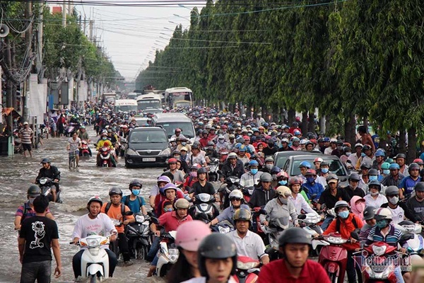 Cả dòng người cưỡi xe máy vượt biển nước Cần Thơ-1