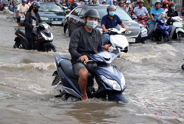 Cả dòng người cưỡi xe máy vượt biển nước Cần Thơ-11