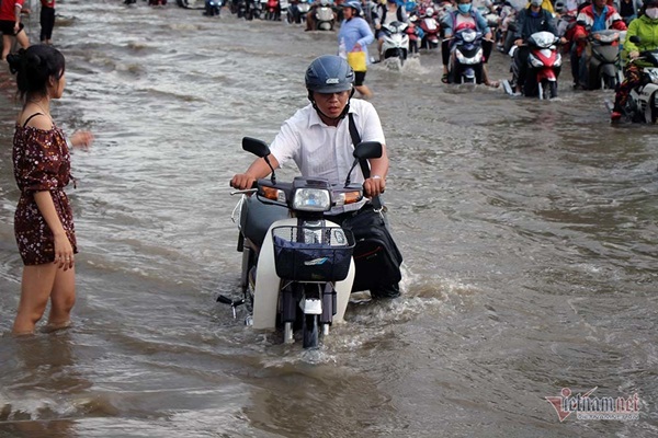 Cả dòng người cưỡi xe máy vượt biển nước Cần Thơ-12