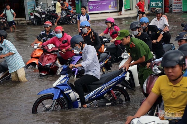 Cả dòng người cưỡi xe máy vượt biển nước Cần Thơ-16