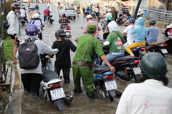 Cả dòng người cưỡi xe máy vượt biển nước Cần Thơ-17