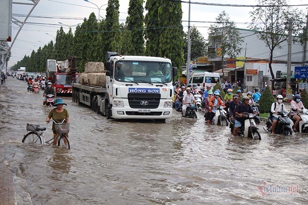 Cả dòng người cưỡi xe máy vượt biển nước Cần Thơ-3