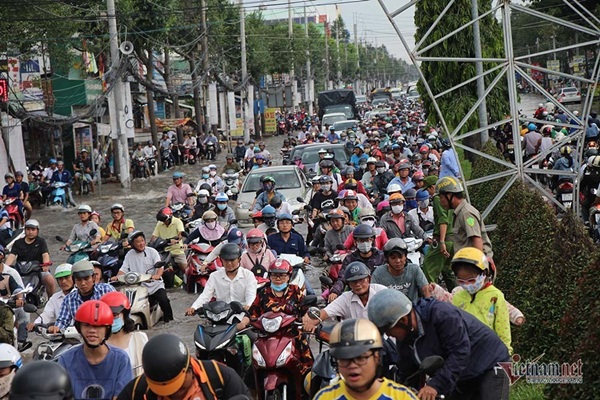 Cả dòng người cưỡi xe máy vượt biển nước Cần Thơ-5