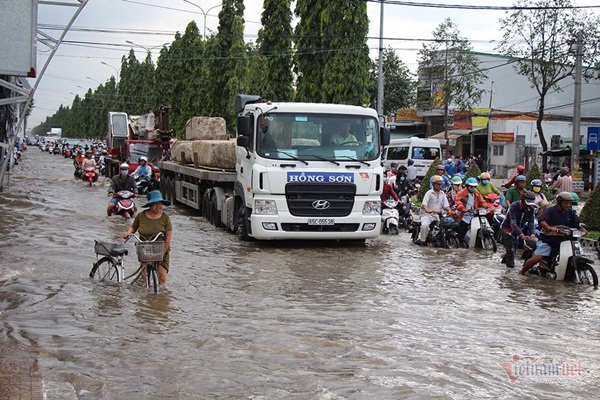 Cả dòng người cưỡi xe máy vượt biển nước Cần Thơ-6