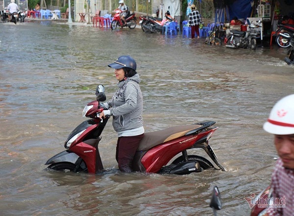 Cả dòng người cưỡi xe máy vượt biển nước Cần Thơ-8