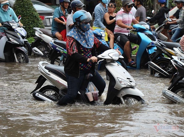 Cả dòng người cưỡi xe máy vượt biển nước Cần Thơ-9