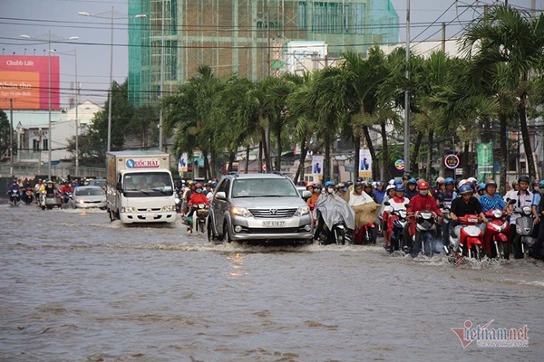 Cả dòng người cưỡi xe máy vượt biển nước Cần Thơ-18