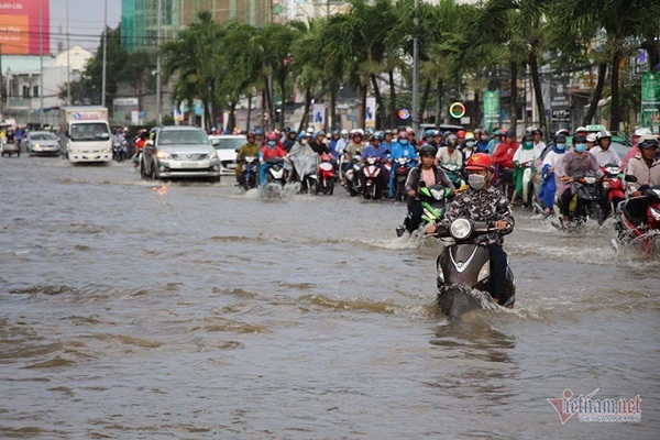 Cả dòng người cưỡi xe máy vượt biển nước Cần Thơ-19