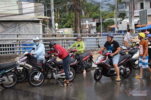 Cả dòng người cưỡi xe máy vượt biển nước Cần Thơ-20