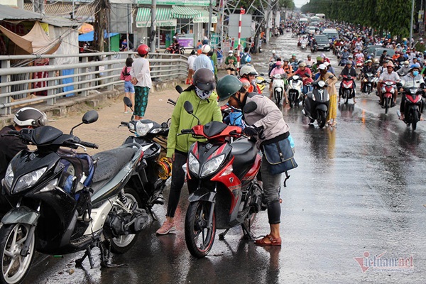 Cả dòng người cưỡi xe máy vượt biển nước Cần Thơ-21