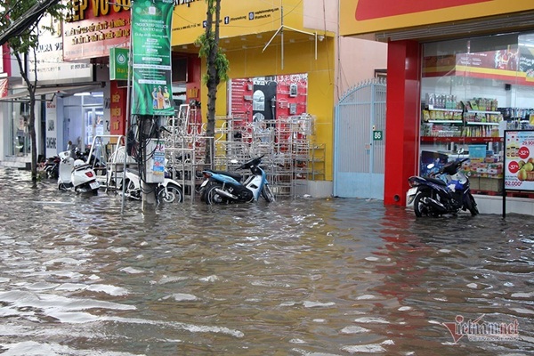 Cả dòng người cưỡi xe máy vượt biển nước Cần Thơ-22