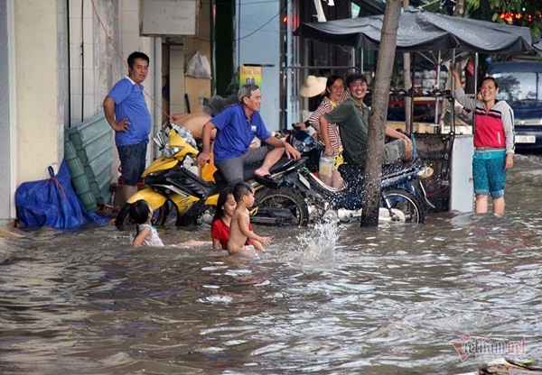 Cả dòng người cưỡi xe máy vượt biển nước Cần Thơ-23