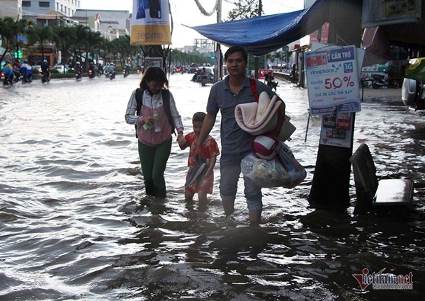 Cả dòng người cưỡi xe máy vượt biển nước Cần Thơ-24