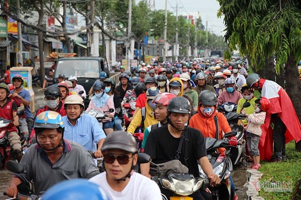 Cả dòng người cưỡi xe máy vượt biển nước Cần Thơ-25