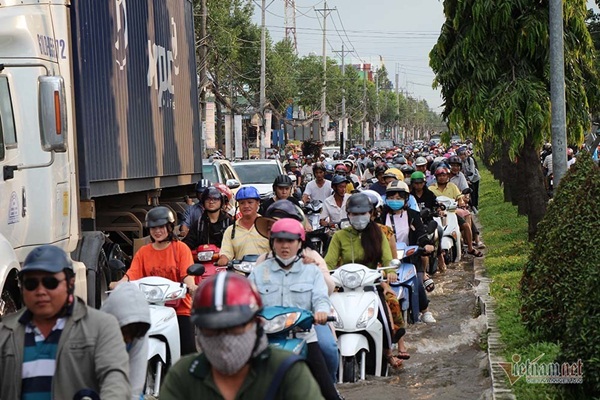 Cả dòng người cưỡi xe máy vượt biển nước Cần Thơ-26