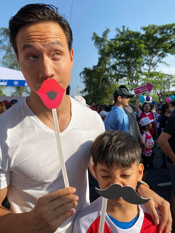 Cuộc chạm mặt công khai đầu tiên của Cường Đô La và Kim Lý khi cả hai cùng làm điều này cho bé Subeo-4