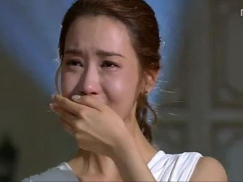 Hãi hùng nhìn chồng cầm dao cứa vào tay ngay đêm tân hôn, nhưng lời anh nói sau đó mới khiến tôi ghi nhớ suốt đời